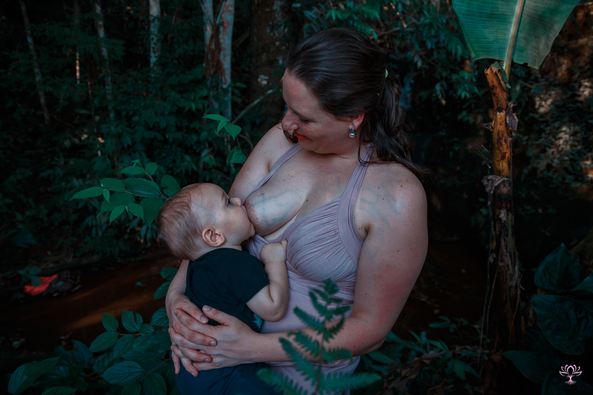 mãe amamentando na mata