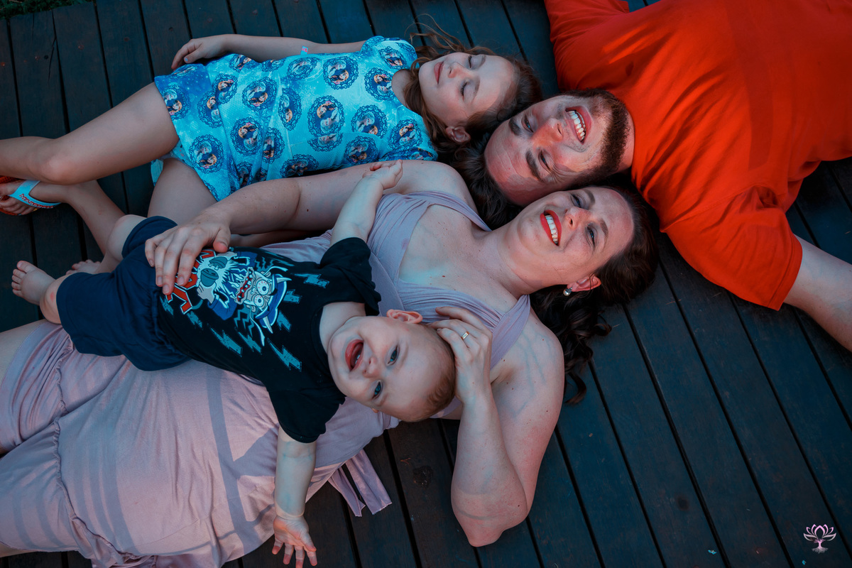 família brincando em ensaio documental