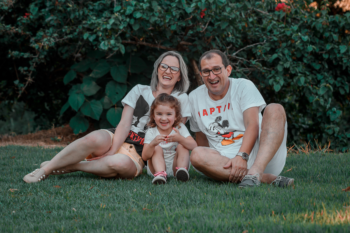 familia sentada na grama