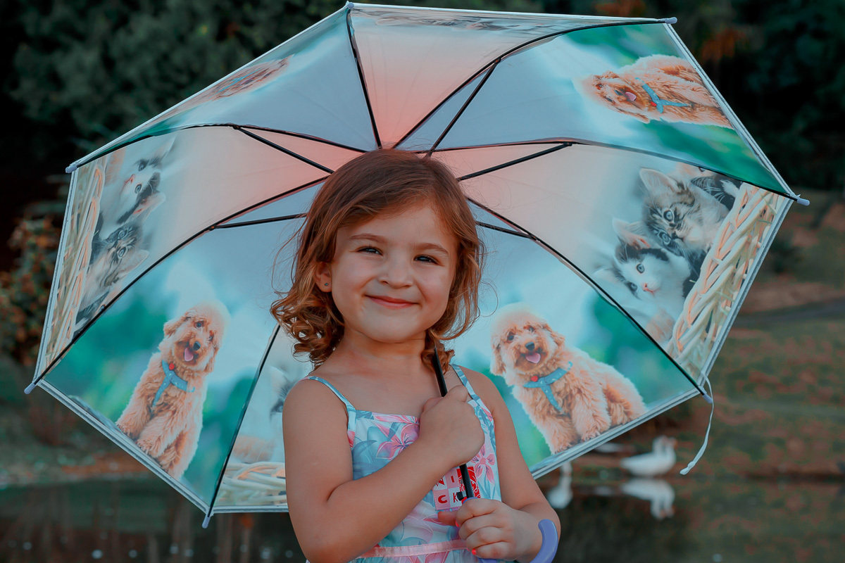menina com guarda chuva 