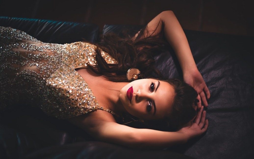 retrato deitada no sofá com luz no rosto