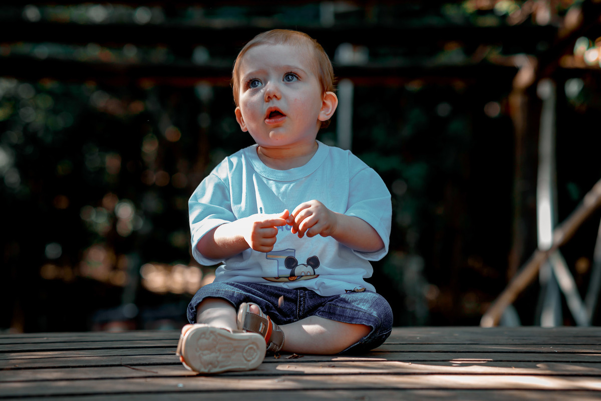 bebe sentado na ponte
