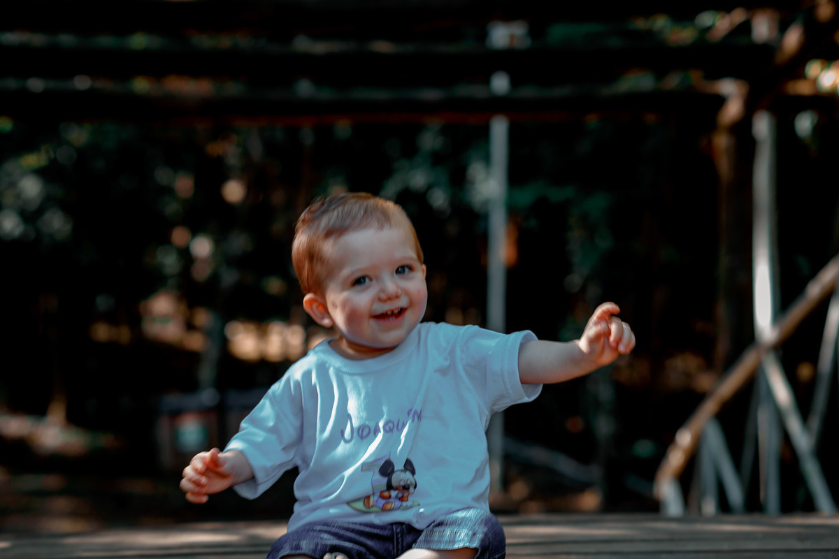 bebê fazendo gracinha