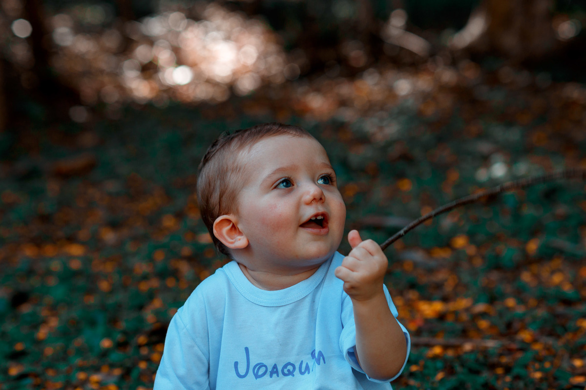 bebê com uma vareta na mão