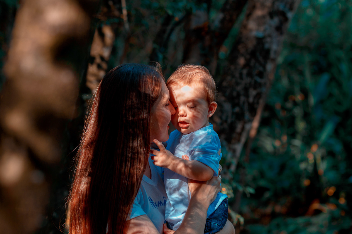 mamãe aconchegando o bebê