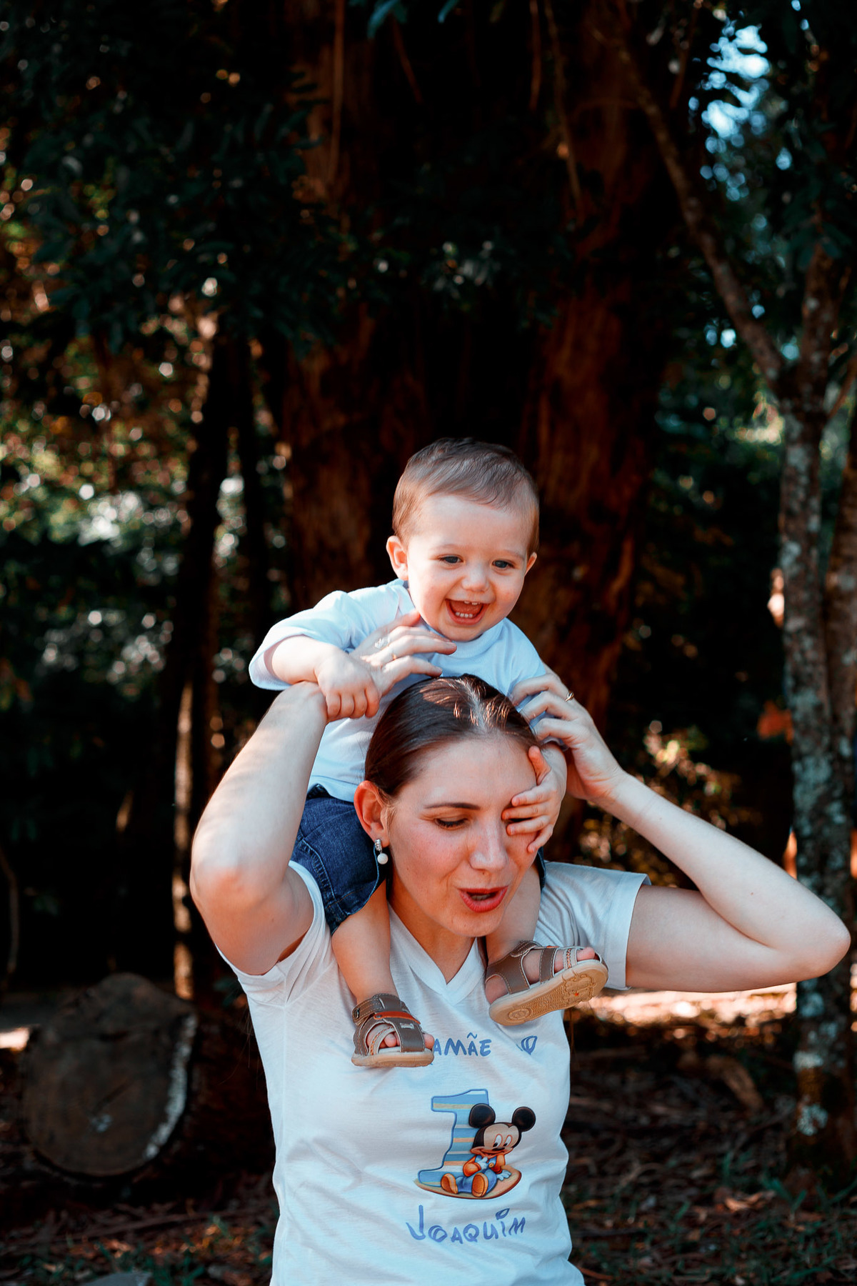 bebê na garupa da mamãe