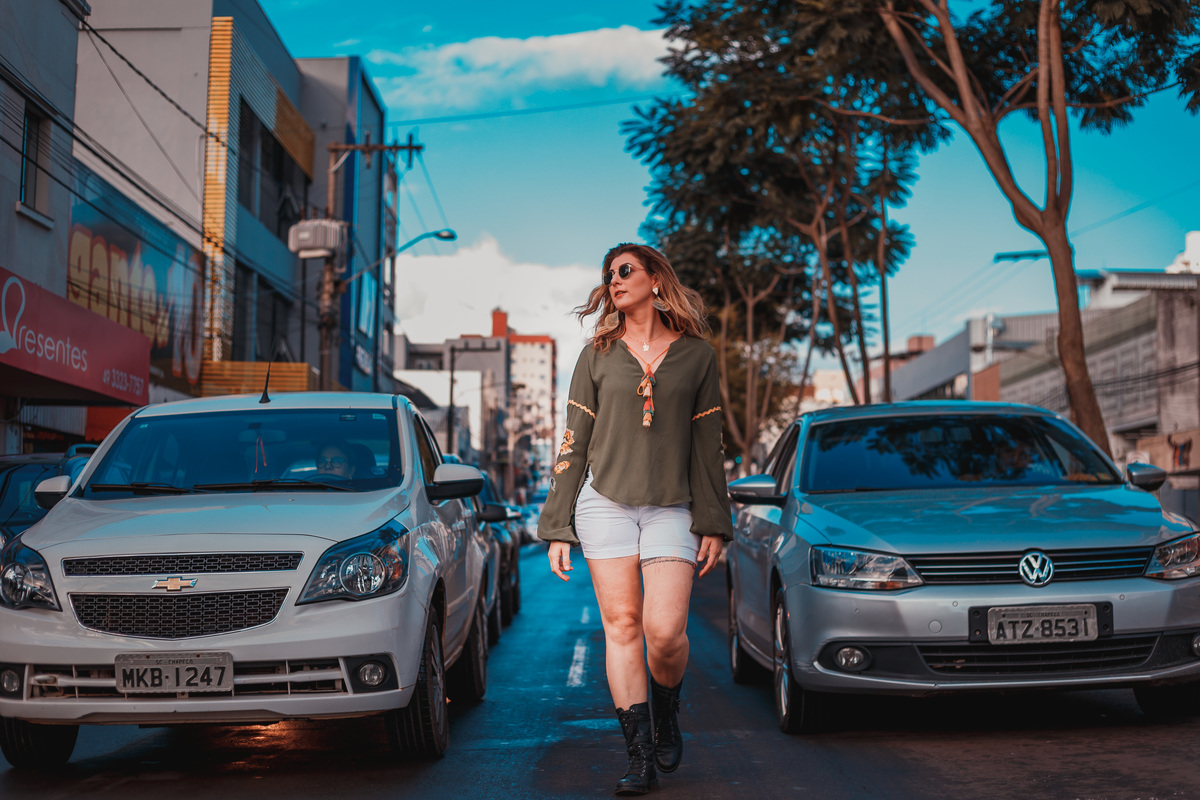 retrato feminino no meio dos carros em chapecó