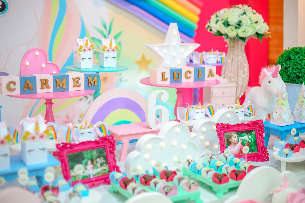 tons pasteis na deração de aniversario infantil