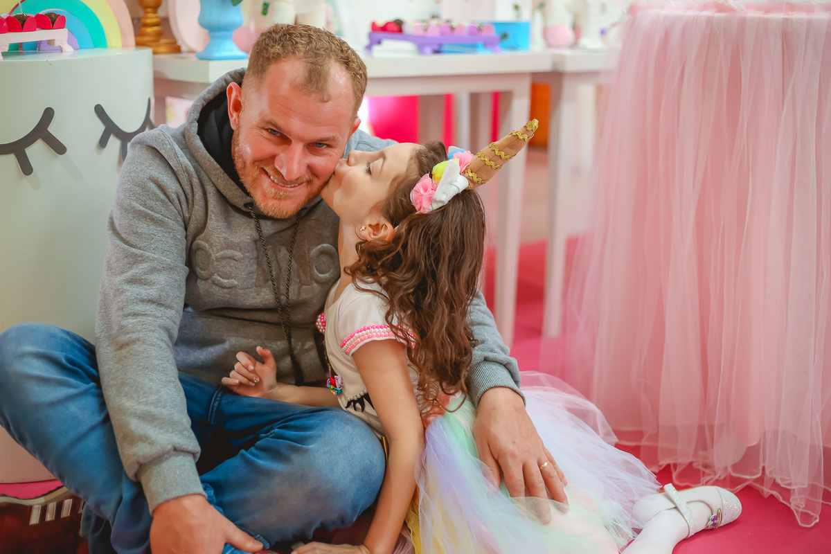 aniversariante beijando o papai