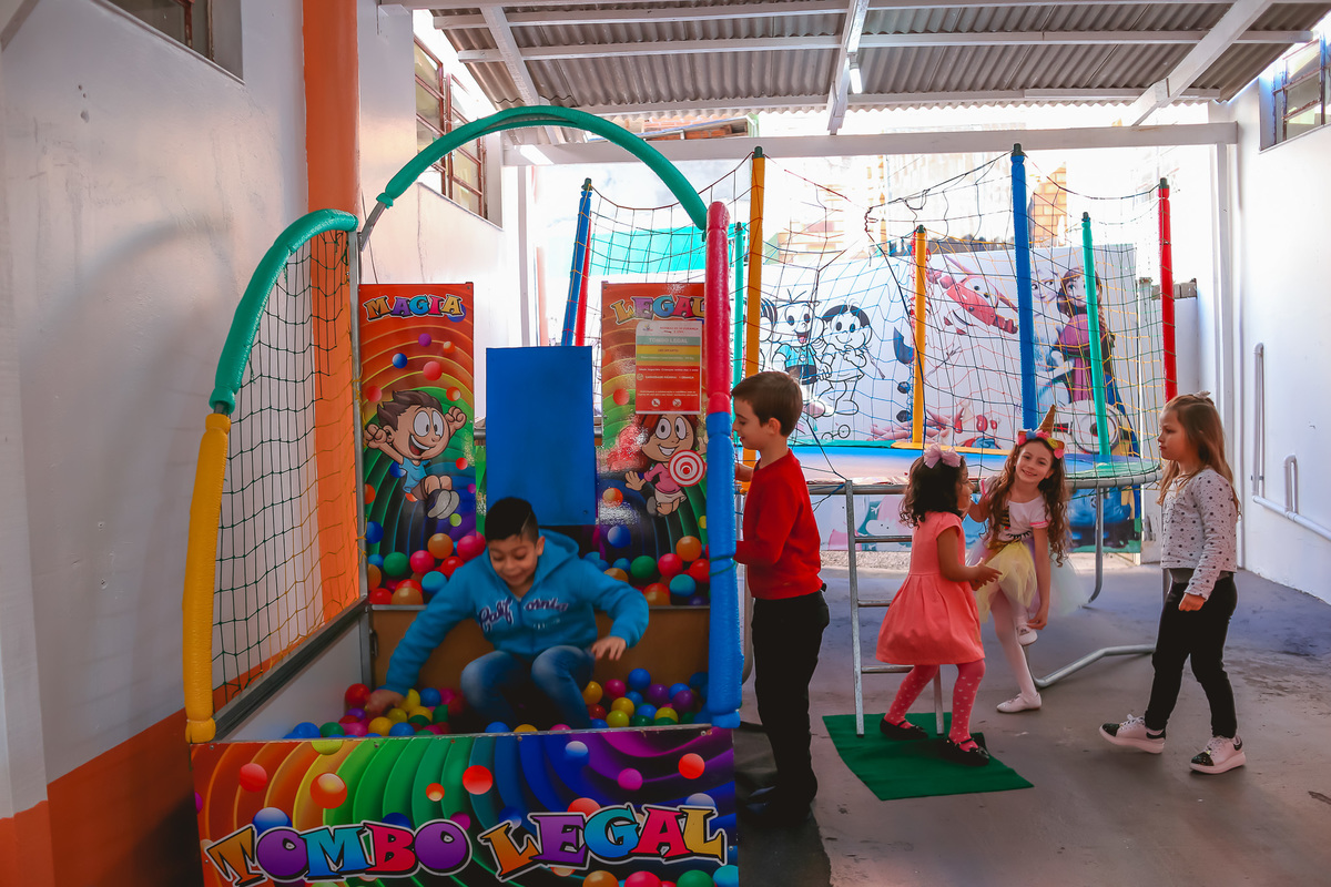 crianças brincando na área externa da raskapuska