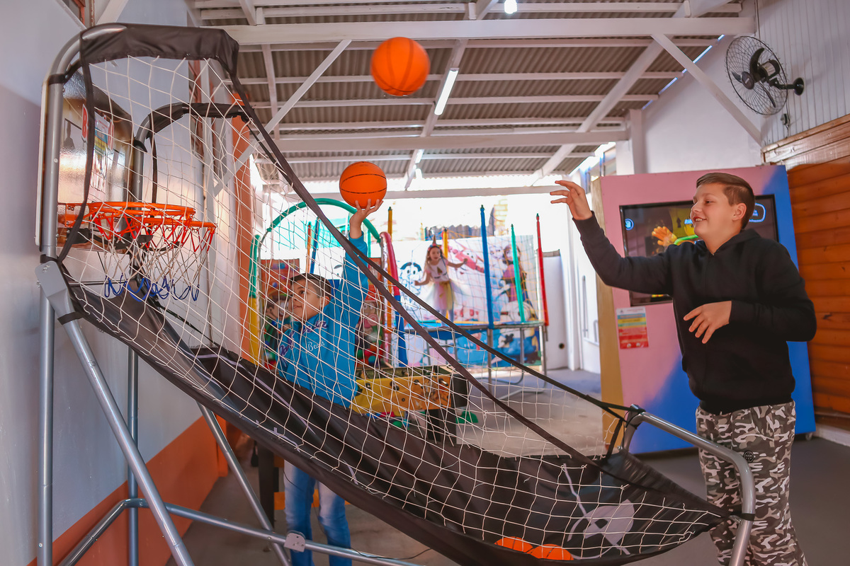 crianças jogando basquete na raskapuska
