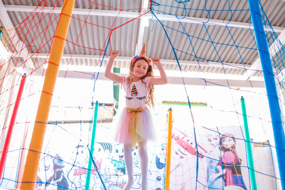 aniversariante pulando na cama elastica