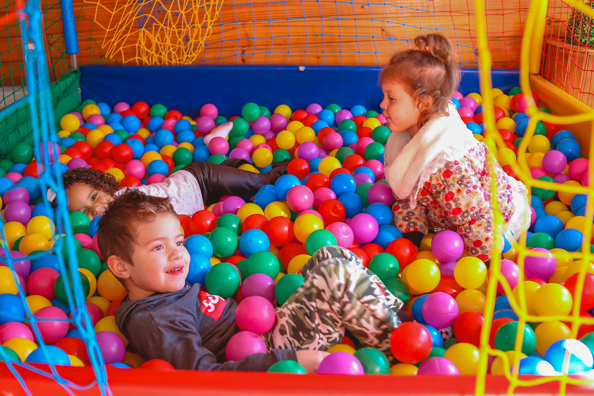 crianças na piscina de bolinha