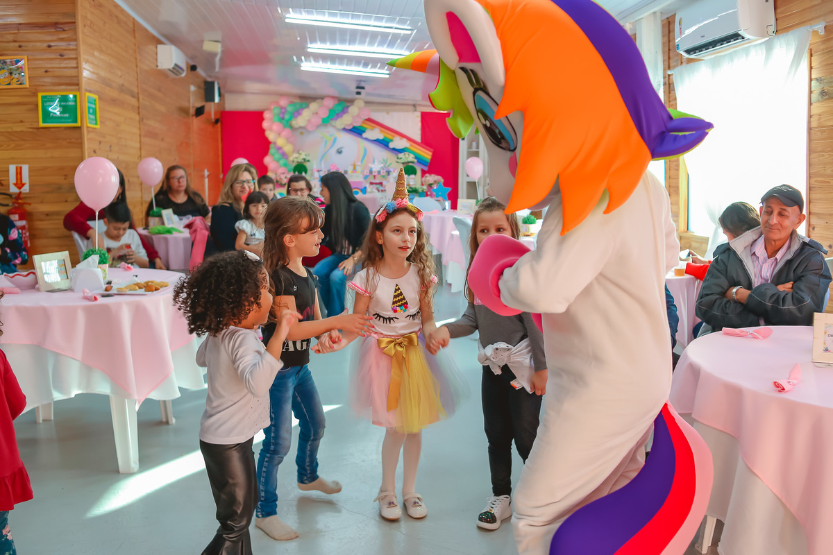 unicornio interagindo com as crianças