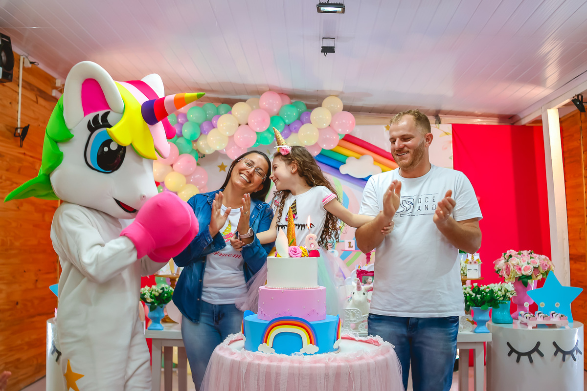 cantando parabéns na festa com tema unicornio