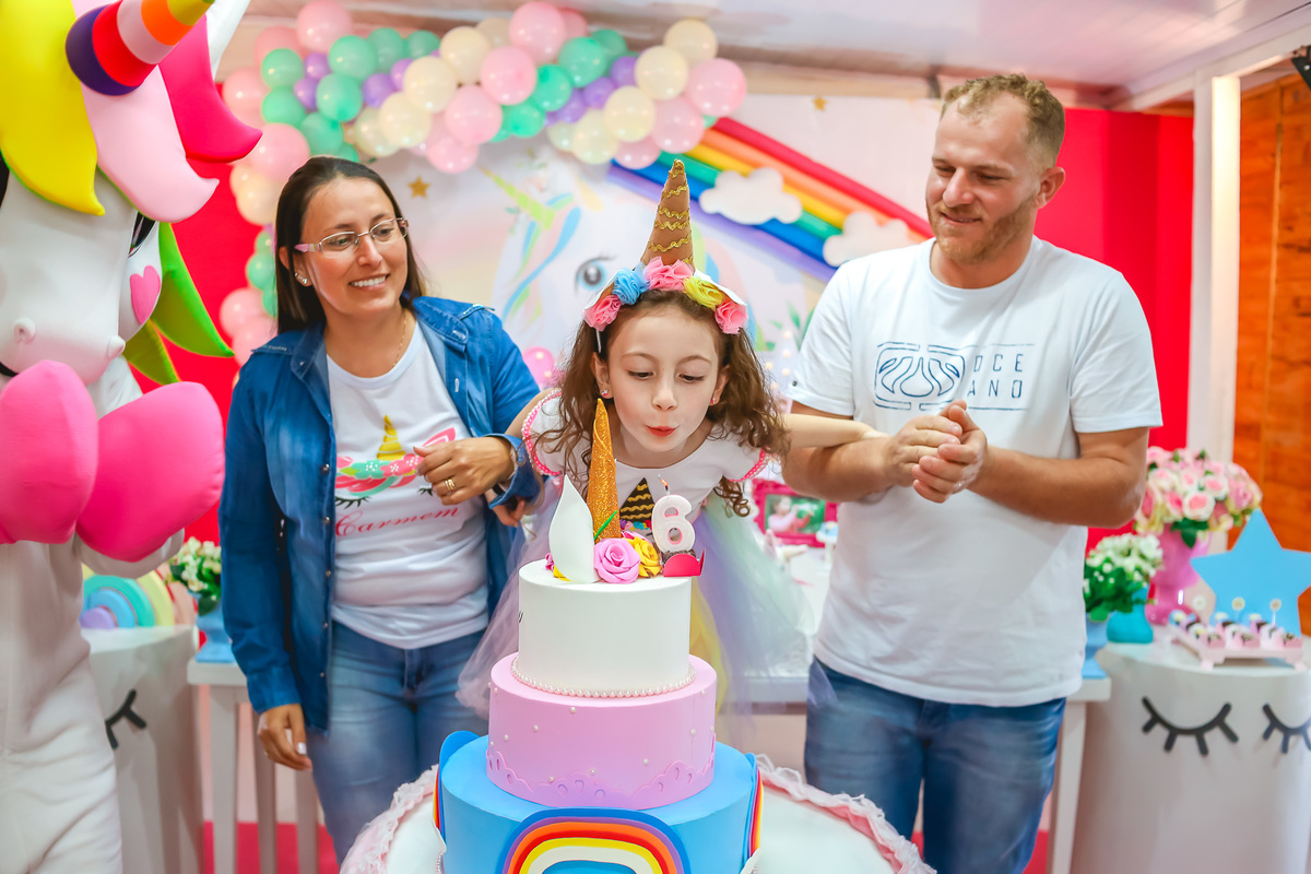 soprando a vela dos 6 anos