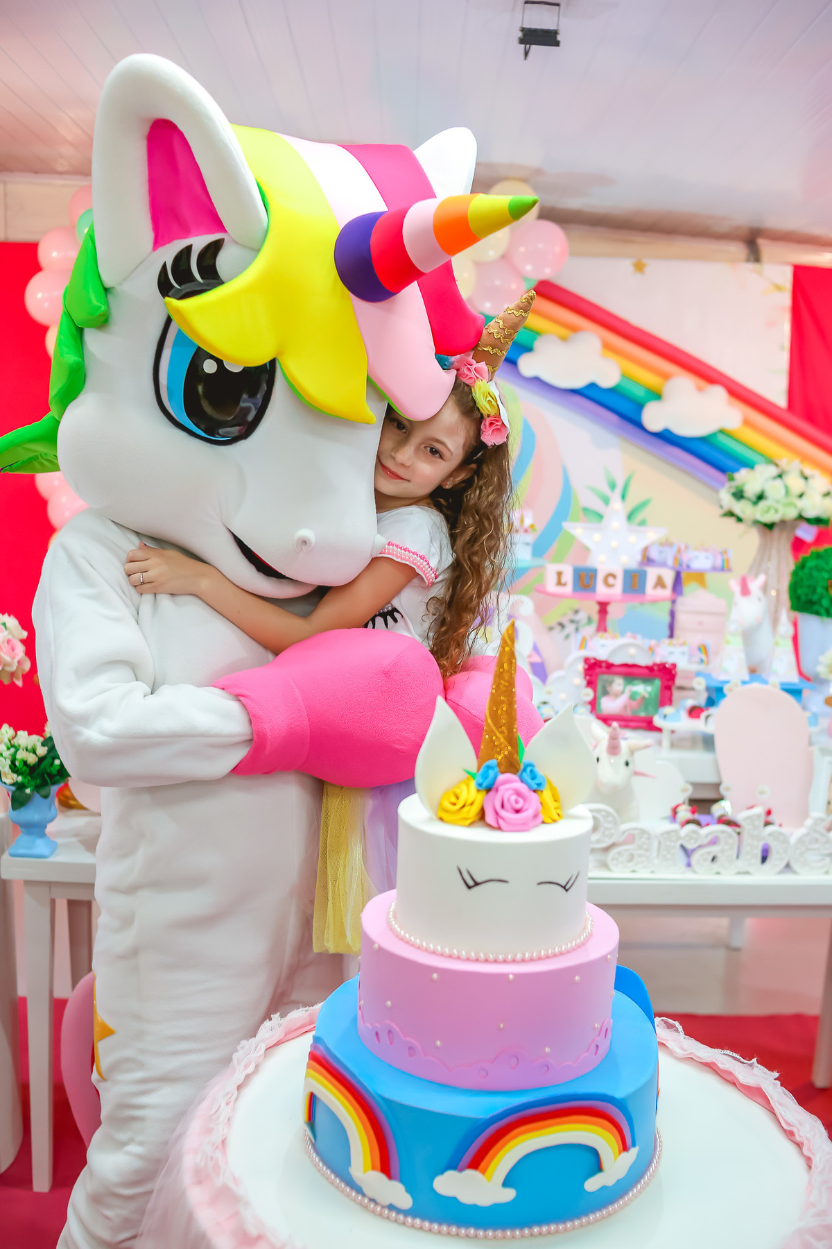 aniversariante abraçando o unicornio da Passe de Magica Pesonagens