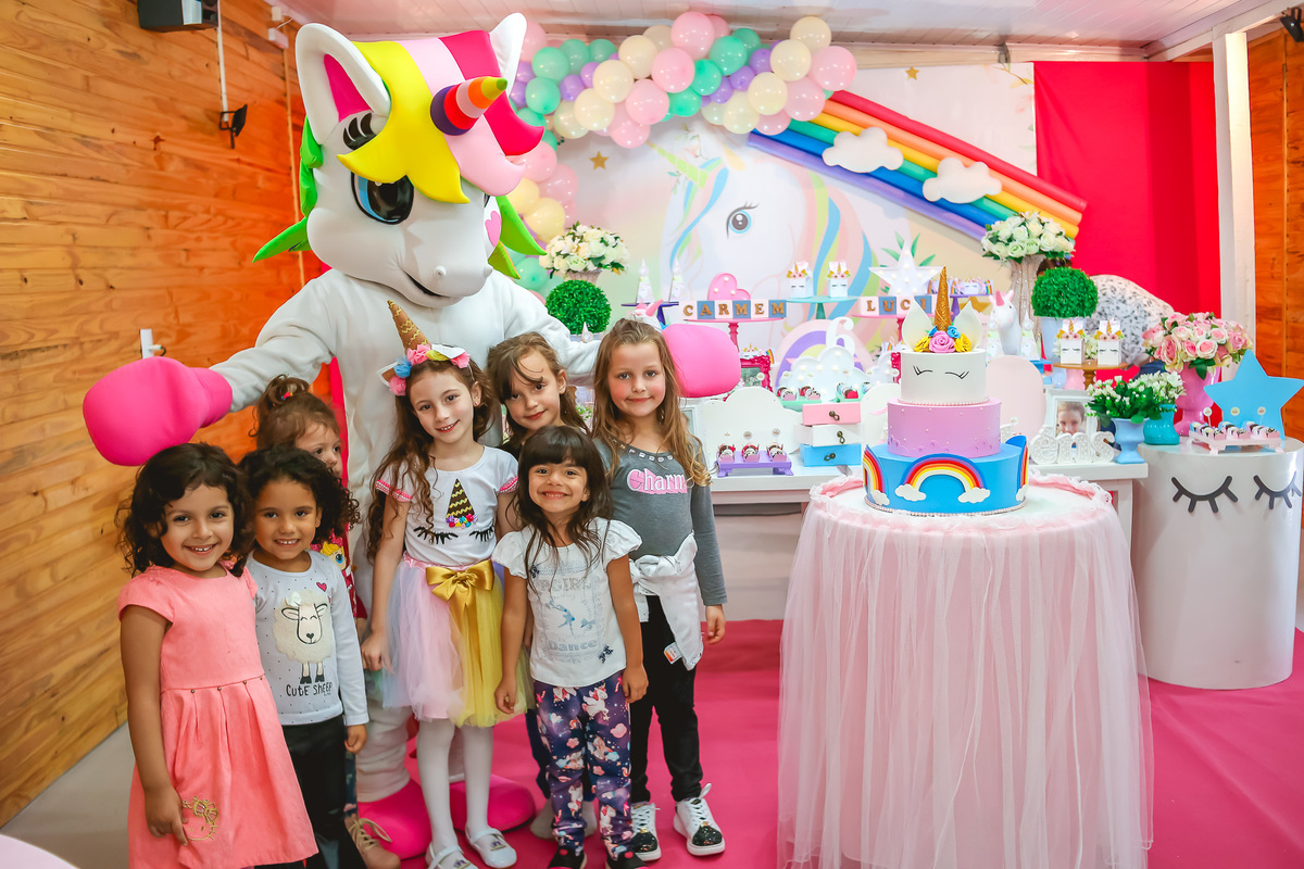 crianças posando pra foto na festa infantil com o unicornio