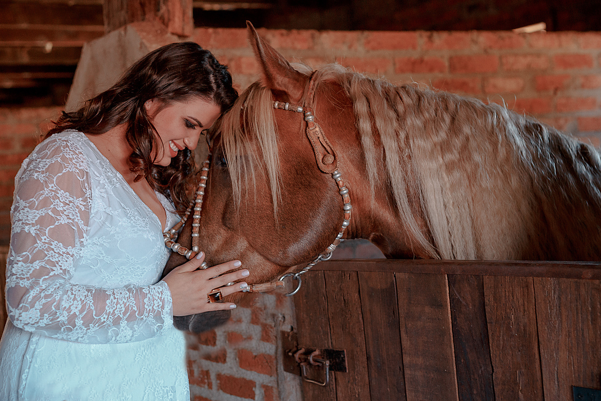 gestante com a cara no cavalo