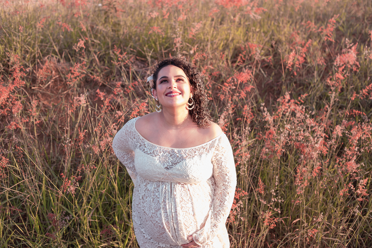 foto de gestante em meui ao capim rosado no outono