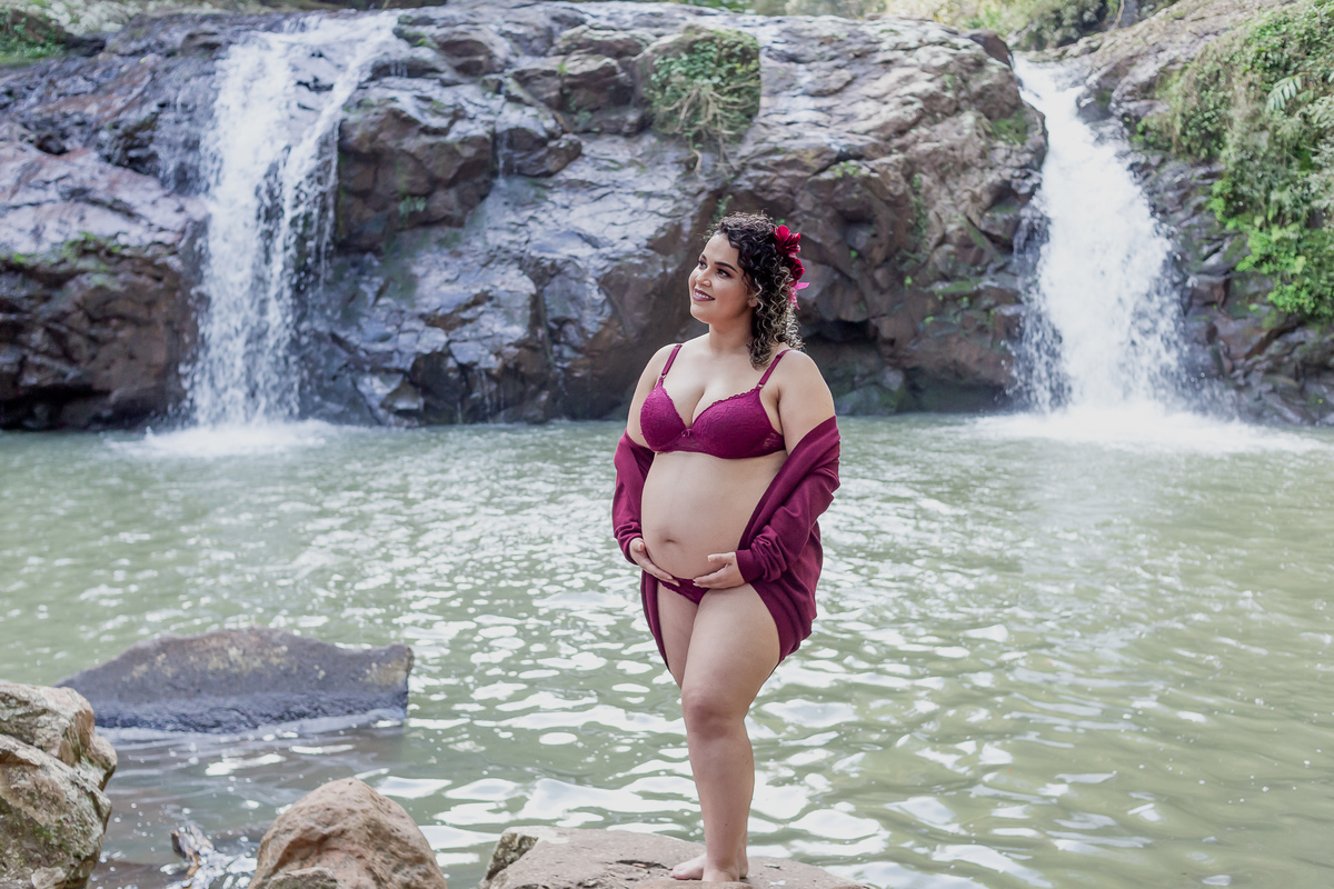 foto de gestante na cachoeira em Chapecó, gestante olha para o horizonte