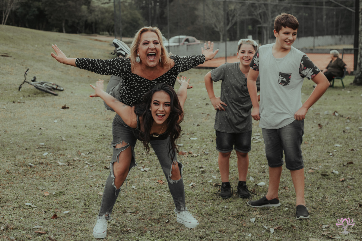 netos brincando com a avó