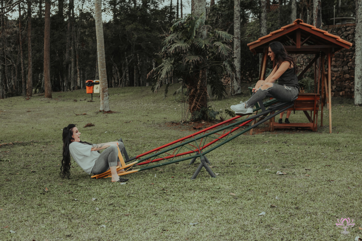 mãe e filha na gangorra