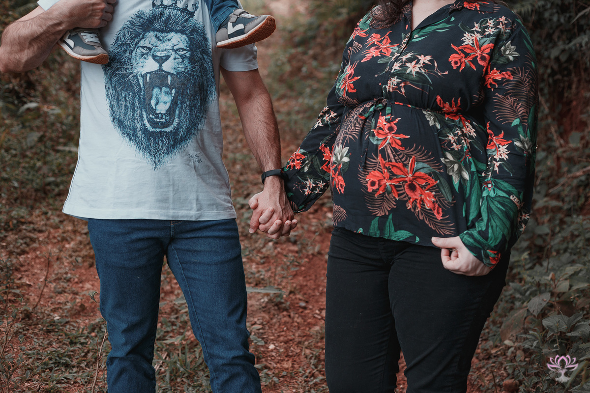 casal gestante e filho mais velho nos ombros
