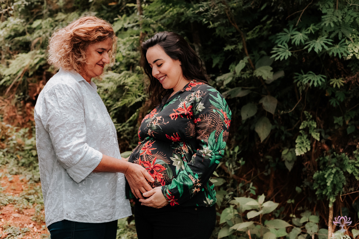 mãe da gestante tocando a barriga