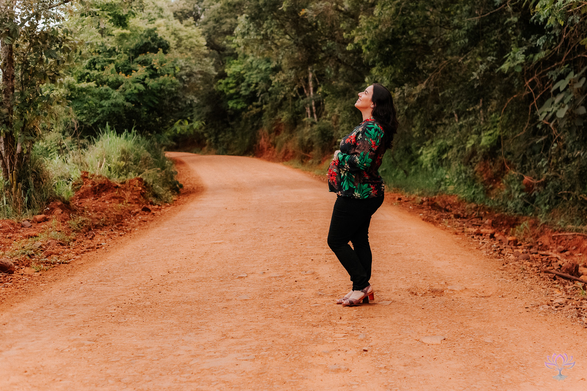 gestante na estrada de terra