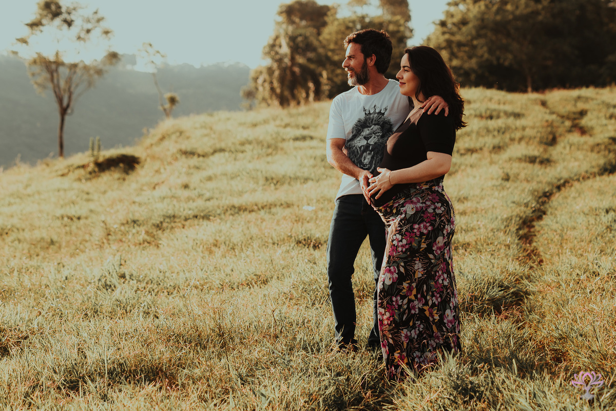 casal gravidos olhando pro horizonte
