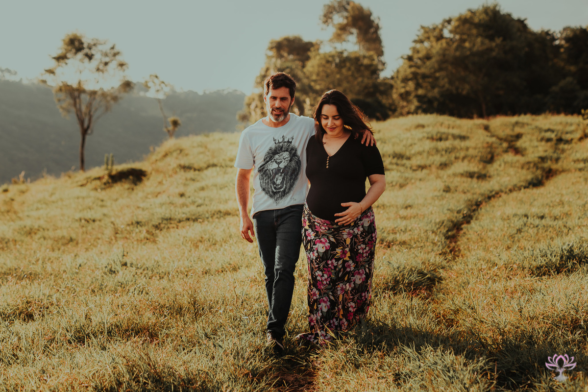 casal grávidos caminhando na grama