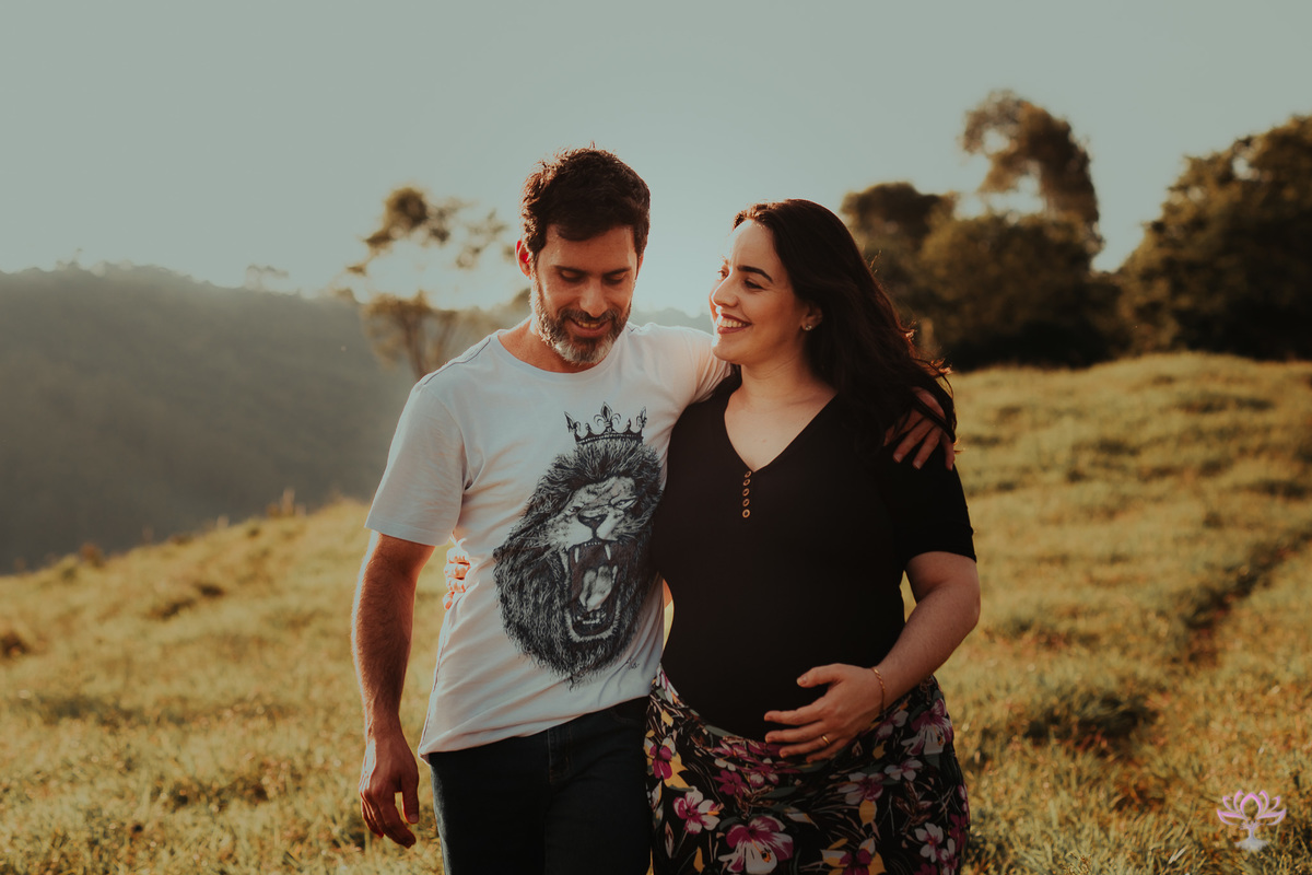 casal abraçado e sorrindo