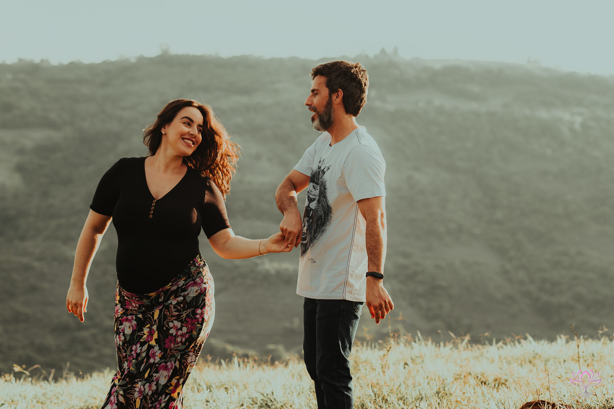 casal de grávidos dançando