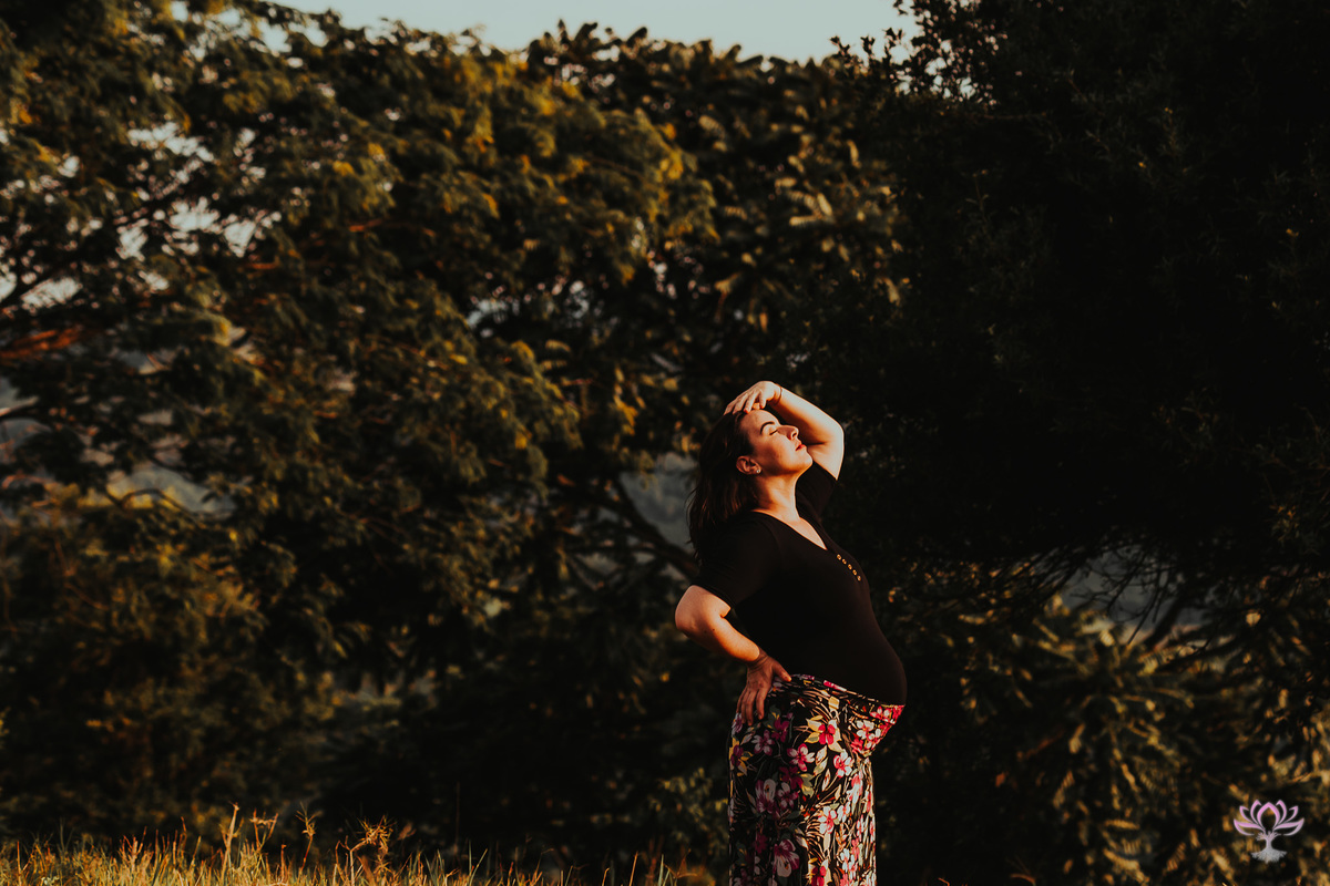 gestante com rosto ao sol