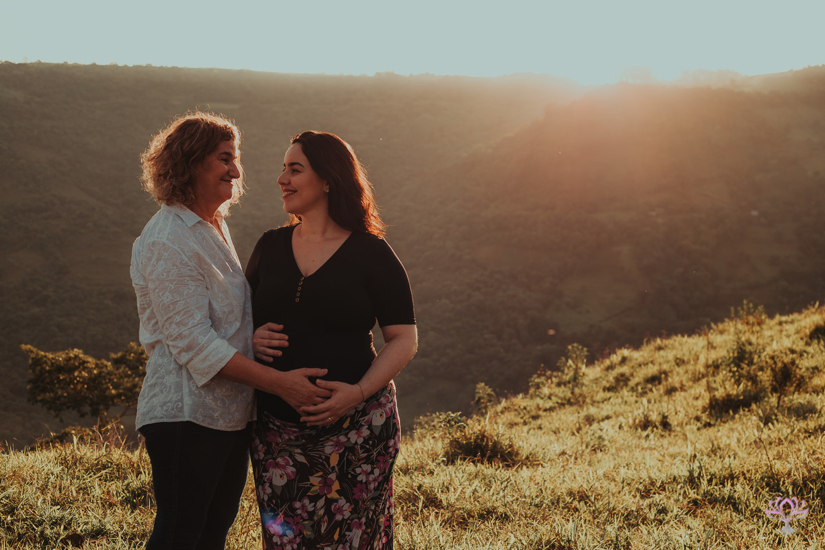 mãe e filha no ensaio de gestante
