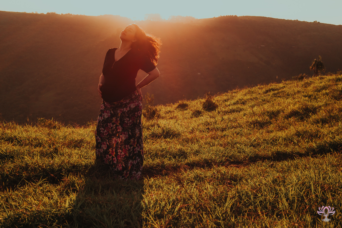 gravida com flare do sol e vento nos cabelos