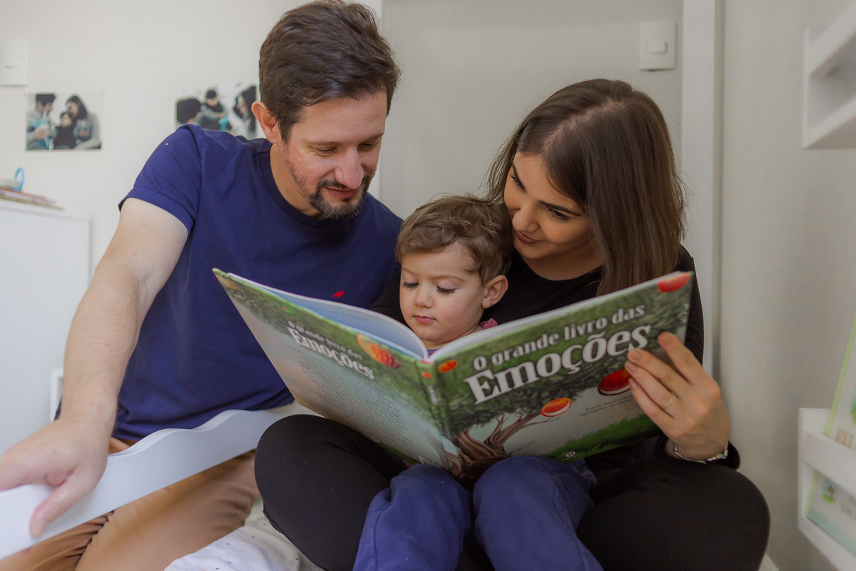 família lendo um livro