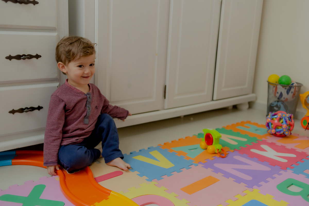 criança em cima do tapete de EVA
