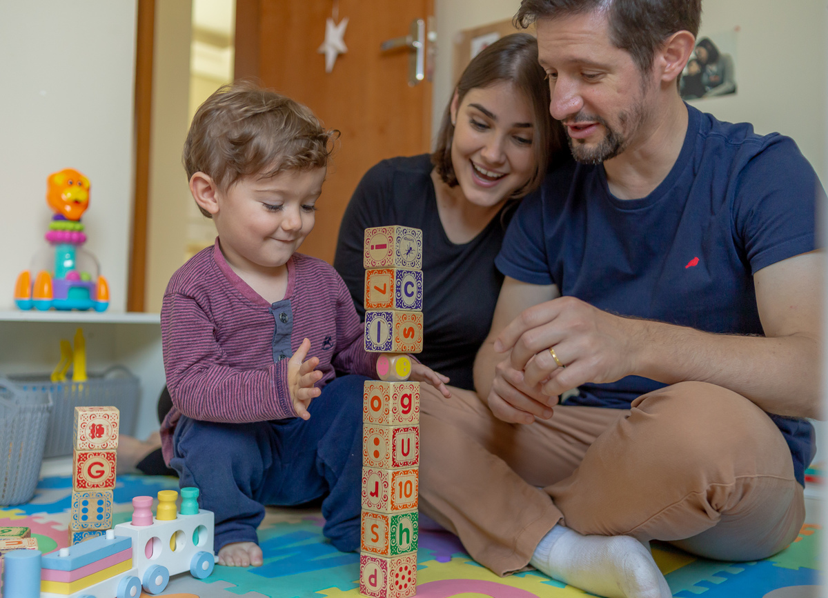 pais brincando de blocos de montar com o filho