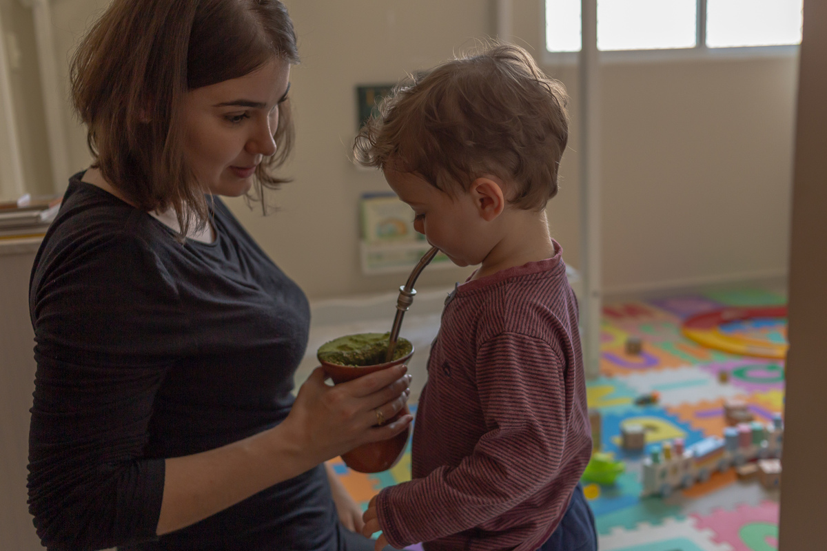 criança tomando chimarrão