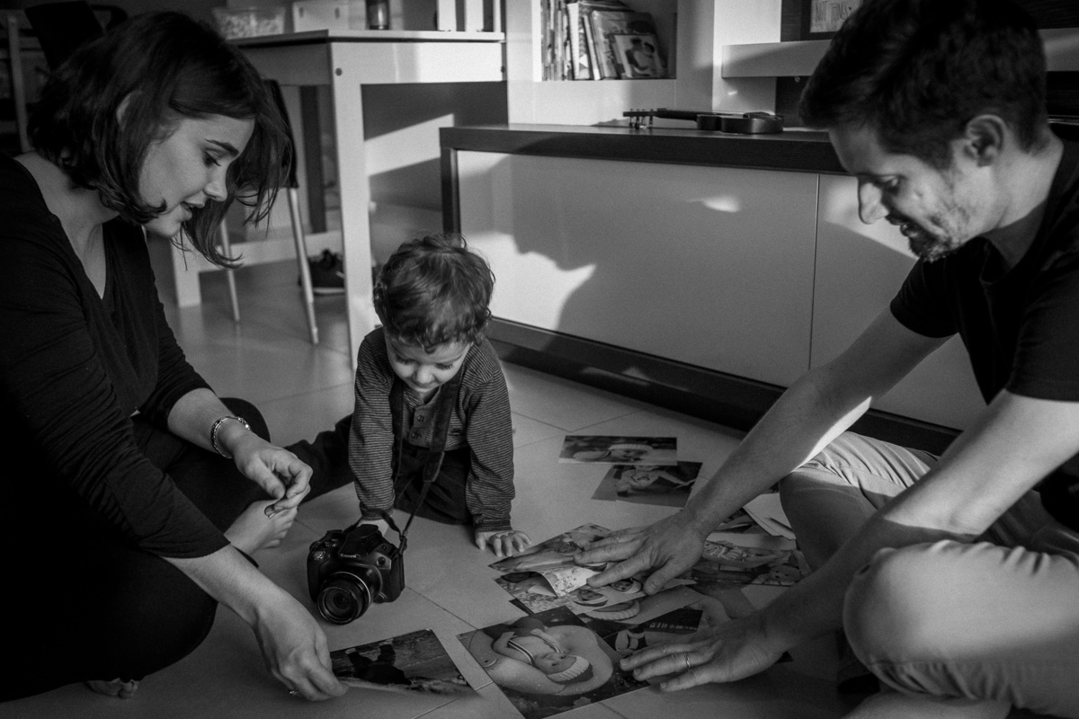 pais mostrando fotos