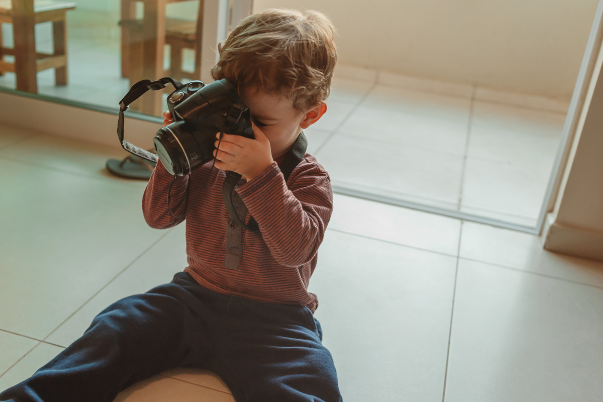 criança com a camera no olho