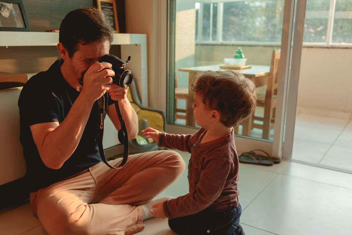 pai fotografando o filho