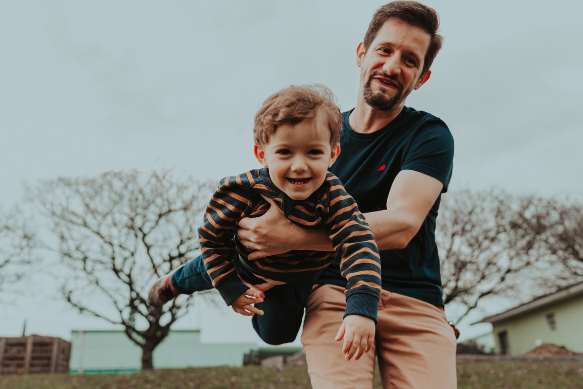 pai fazendo avião com o filho