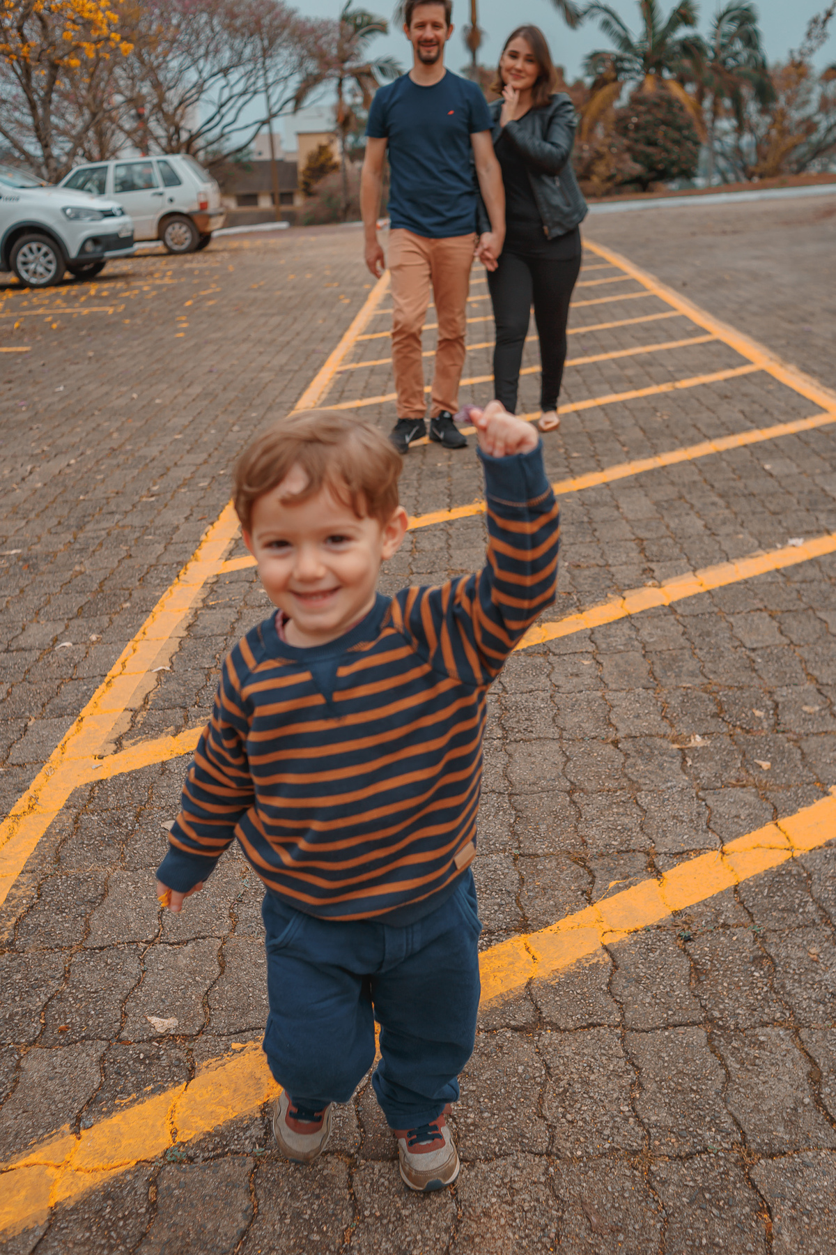 família caminhando em uma faixa amarela