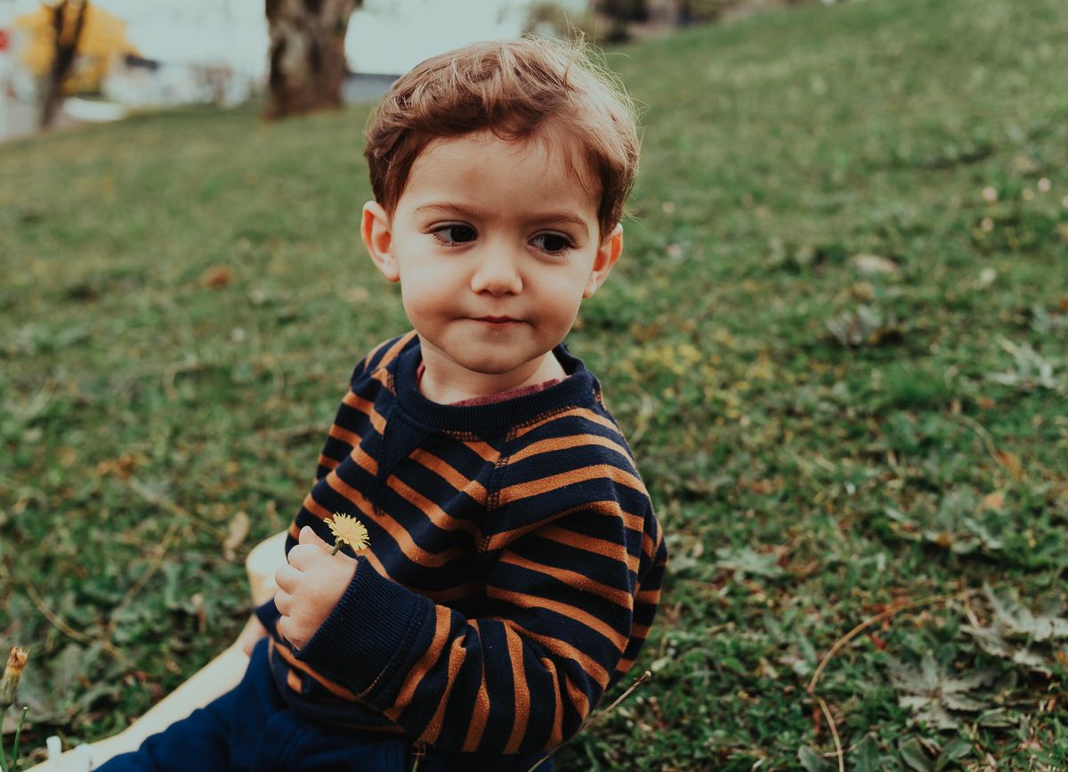 criança sentada na grama