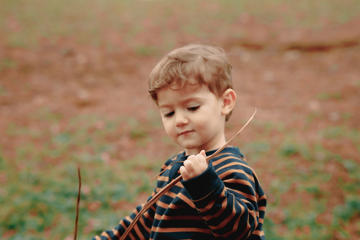criança brincado com ganho seco