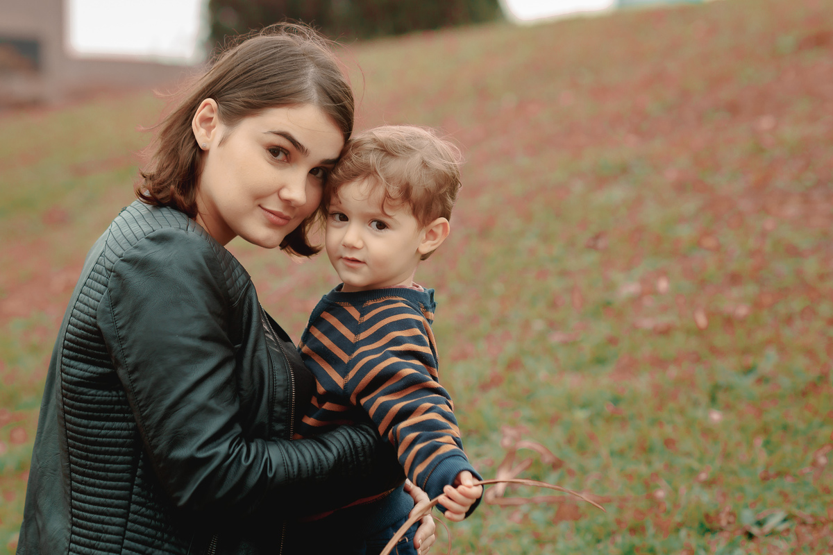 criança no colo de sua mãe