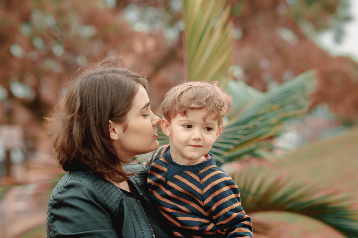 mãe beijando o filho